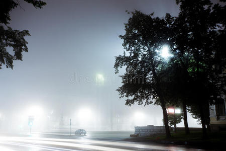 雨后，一辆孤独的汽车在空旷的城市街道上行驶。