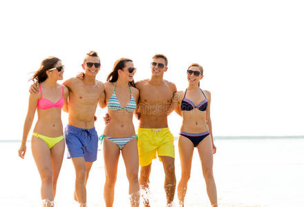 夏日沙滩上戴着墨镜微笑的朋友们