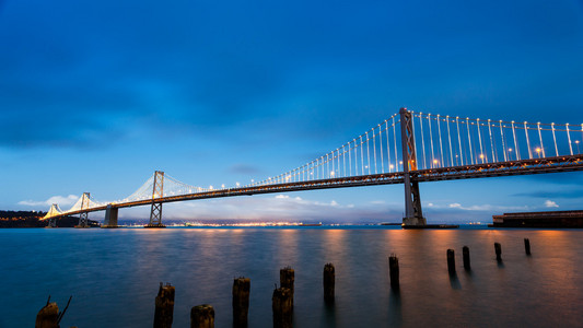 San Francisco 奥克兰湾大桥在日落时