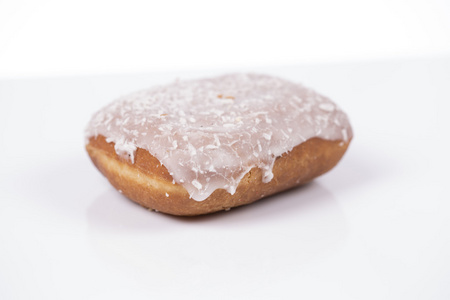 白色背景上的孤立的新鲜 jummy 甜甜圈