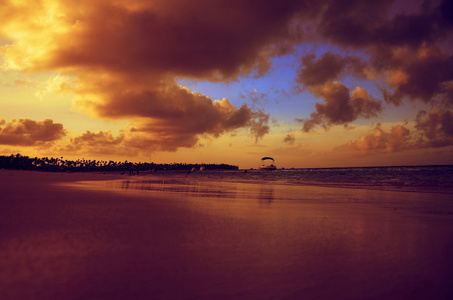 日落在加勒比海海滩，蓬塔卡纳