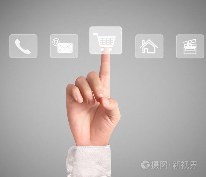 男人按下触摸屏按钮