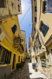 狭窄的街道，在地中海之乡希腊科孚岛