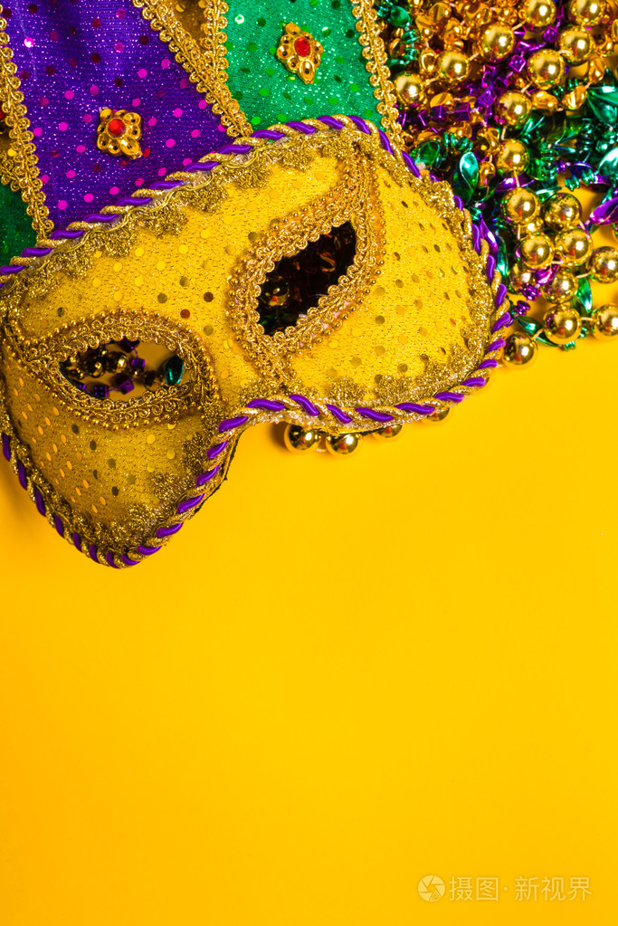 在黄色背景上的狂欢节面具