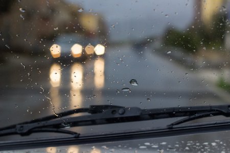 在汽车玻璃上落下雨滴