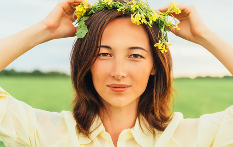 鲜花花圈的女人