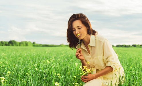 女人的草地上摘花