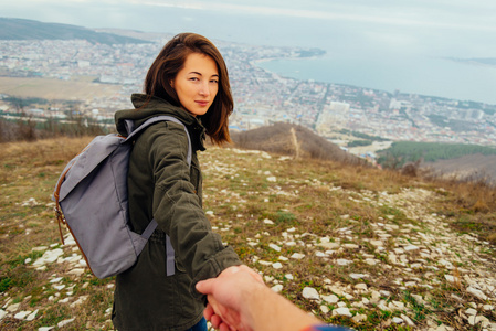 旅行者女人牵着男人的手