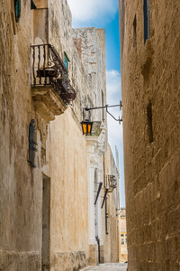 马耳他的狭窄的街道中湧