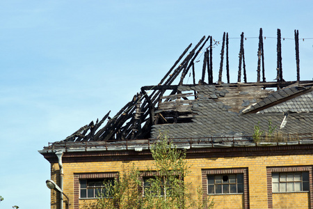 被烧焦的木屋顶的废墟
