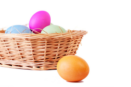 复活节彩蛋与前景的一个篮子