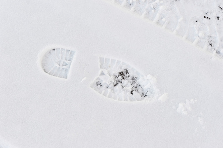抽象背景靴子在雪地上的步行道路