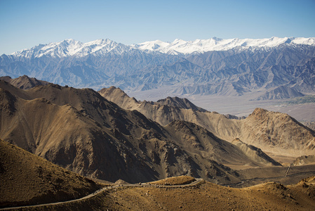 雪山山脉在道路边角度 Khardung La 途中 Leh 拉达克，印度2014 年 9 月，从