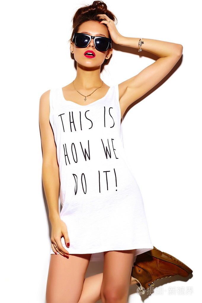 红红的嘴唇在夏天明亮多彩时髦布料高级时装lookglamor时尚漂亮的年轻