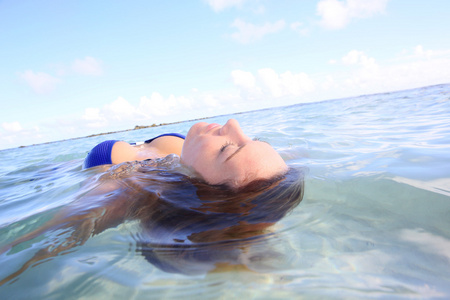 漂浮在水中的女人