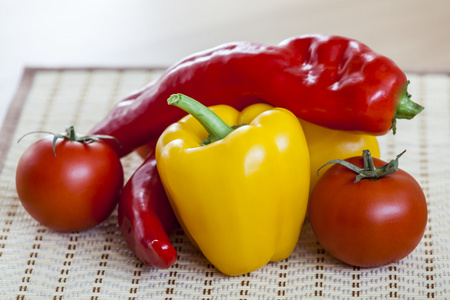 大型红辣椒的红色和黄色的颜色和新鲜的西红柿