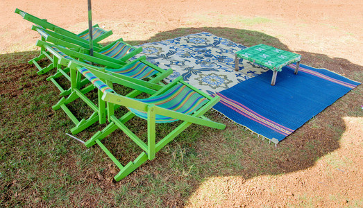 空野餐桌和椅子上海滩