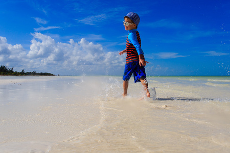 运行在热带海滩上的小男孩