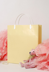 米色的礼品袋纸装饰 彩球与泰迪熊