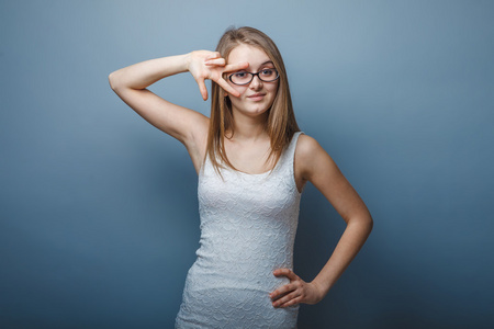 欧洲外观金发那个戴眼镜的女孩把两个手指