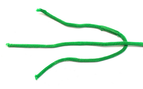 在白色背景上的绿色绳子特写