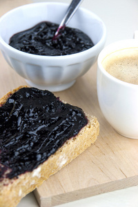 自制蓝莓果酱的积分面包和咖啡图片