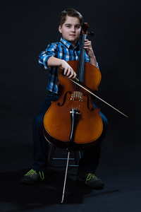 大提琴演奏古典音乐的年轻大提琴手