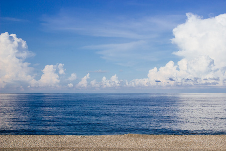 沙滩 海和蓝色的天空