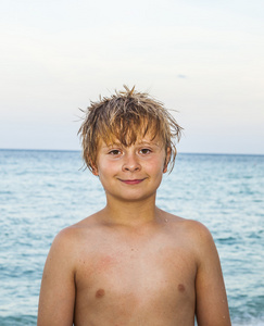 在傍晚的光线海滩男孩的肖像