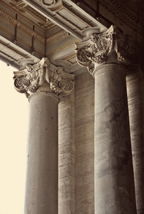 在梵蒂冈圣伯多禄大教堂的科林斯式石柱
