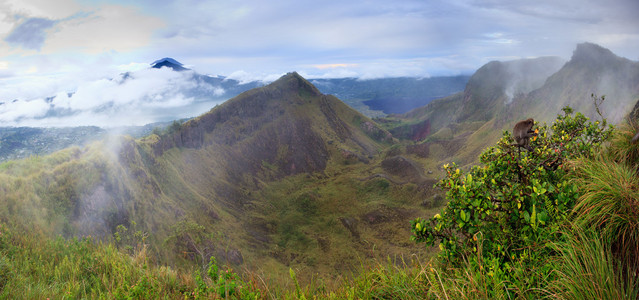 巴图尔火山坑全景