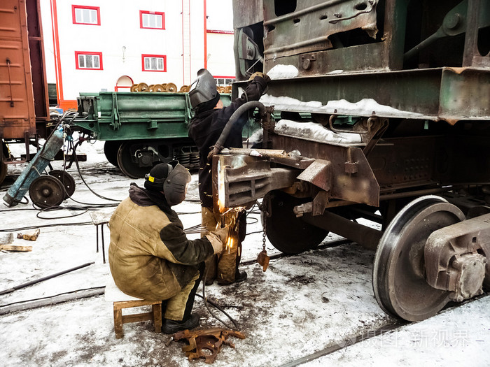 维修铁路车厢的焊工