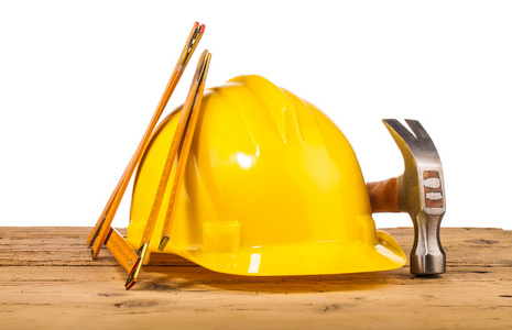 黄色头盔和木材装配工具