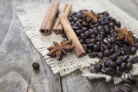 咖啡豆和 cinamons 木制的桌子上