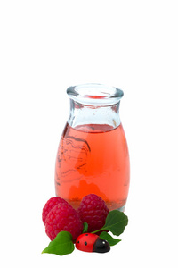 树莓汁饮料孤立的瓢虫在一个白色背景柔软的选择性焦点