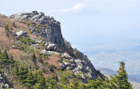 岩石的悬崖和高山景观在祖父山