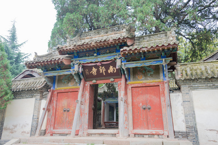 天水，中国2014 年 10 月 7 日 南国修道院。在甘肃省天水市，中国著名的寺院