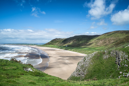 Rhosilli 湾海滩高尔半岛的美丽夏日风景。