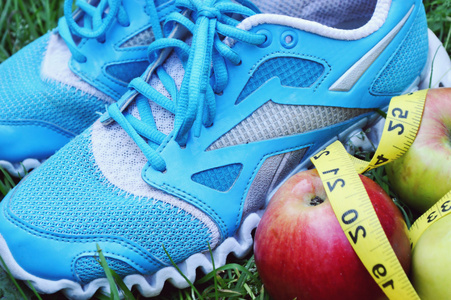 运动鞋，厘米，红苹果，体重减轻，运行，健康饮食 健康的生活方式概念