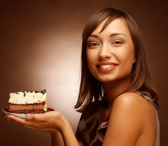 年轻女人吃一个甜甜的蛋糕
