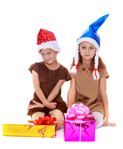 两个女孩在圣诞老人的帽子