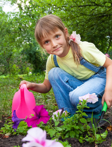 小女孩在春天工作，帮助园艺