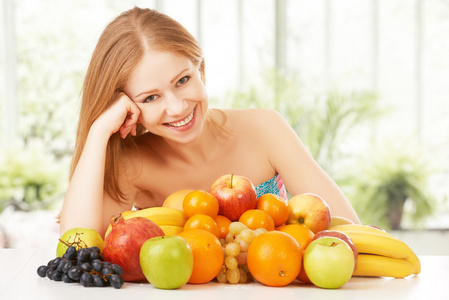 快乐女孩和健康的素食食品水果