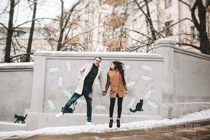 在城市的街道在冬天玩的年轻夫妇