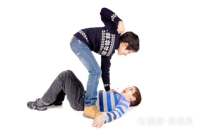 小男孩欺负同学