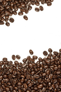 很多咖啡豆与空间的白色背景上