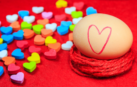 情人节与心符号在鸡蛋上丰富多彩的背景