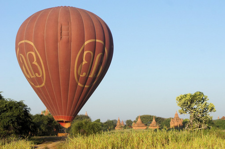 缅甸蒲甘的佛教寺庙的气球