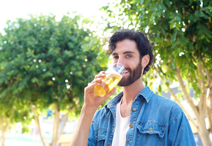 在夏季户外酒吧享受喝啤酒的人