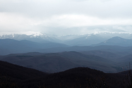 狰狞的白雪覆盖的山脉在克里米亚